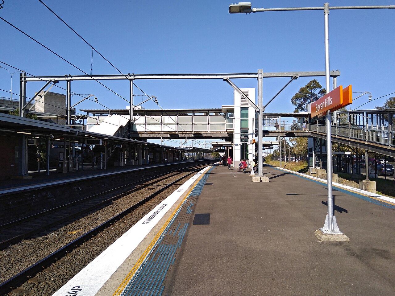 Looking east along the platforms at Seven Hills railway station